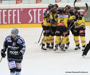 Vienna Capitals - EHC Black Wings Linz 1/2Finale Game 4 Patrick Spannring #61, Ken Magowan #19, Rafael Rotter #6, FOTOS: © Andreas Robanser/Puckfans.at