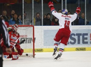 EBEL 1/2 Finale Game 1 EC Red Bull Salzburg : EC KAC  Rene Swette (KAC) , Kyle Beach (EC RBS).  Photo: GEPA pictures/ Felix Roittner 