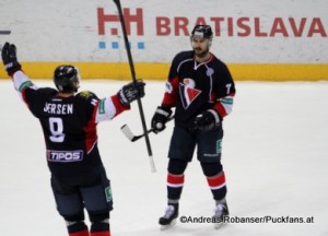 Slovan Bratislava Torjubel in der vergangenen Saison Michal Sersen #8, Ivan Baranka #7 © Andreas Robanser/Puckfans.at