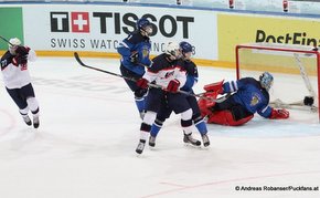 IIHF U18 World Championship 2015 Gold Medal Game USA - FIN Colin White #27 trifft zum 2:1,  Veini Vehviläinen #1 © Andreas Robanser/Puckfans.at 