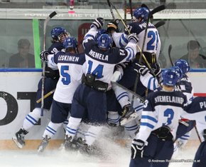 IIHF U18 World Championship Arena Zug , 1/2 Final FIN - SUI Otto Leskinen #5, Joonas Niemelä #14, Jesse Puljujärvi #21, Markus Niemeläinen #3 © Andreas Robanser/Puckfans.at 