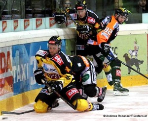 Peter MacArthur #16 im Vienna Capitals Dress Clemens Unterweger #92 EBEL Saison 2014-15 © Andreas Robanser/Puckfans.at