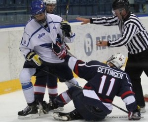 Memorial of Ivan Hlinka 2015 FIN - USA Kasper Kotkansalo #5, Tim Gettinger #11 ©Puckfans.at/Andreas Robanser