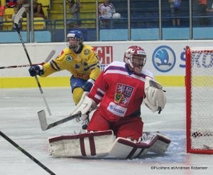 Memorial of Ivan Hlinka 2015  Beclav CZE - SWE  Adam Brizgala #1,Jesper Bratt #12 ©Puckfans.at/Andreas Robanser 