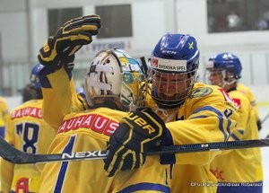 Memorial of Ivan Hlinka 2015 Beclav CZE - SWE Filip Gustavsson #1, Jacob Cederholm #3 ©Puckfans.at/Andreas Robanser