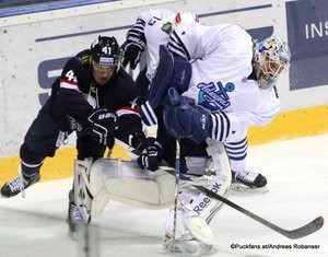 Slovan Bratislava - Admirals Vladivostok KHL Saison 2015-16 Slofnaft Arena Bratislava Patrik Lusnak #41, Ivan Nalimov #1, ©Puckfans.at/Andreas Robanser