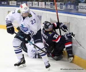 Slovan Bratislava - Admirals Vladivostok KHL Saison 2015-16 Slofnaft Arena Bratislava Pascal Pelletier #23, Marek Viedensky #25 ©Puckfans.at/Andreas Robanser