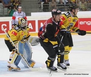 Champions Hockey League Vienna Capitals - Krefeld Pinguine Albert Schultz Halle Tomas Duba #70, Jonathan Ferland #24, Nicolas St-Pierre #44 ©Puckfans.at/Andreas Robanser