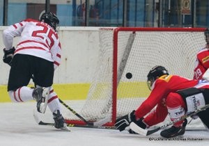 Memorial of Ivan Hlinka 2015 Beclav SUI - CAN Jordan Kyrou #25, Philip Wüthrich #29 ©Puckfans.at/Andreas Robanser