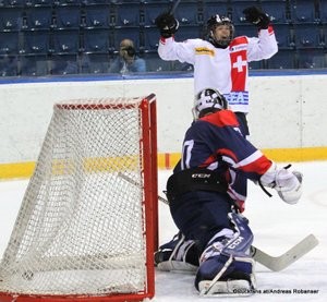 Memorial of Ivan Hlinka 2015  Bratislava Spiel um Platz 7 SVK - SUI Kaj Suter #7, Roman Durny #30 ©Puckfans.at/Andreas Robanser 