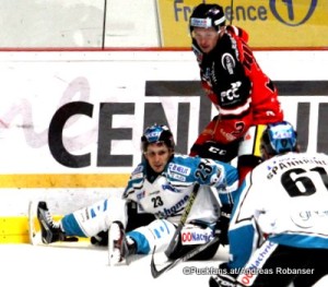 HC Orli Znojmo - EHC Black Wings Linz Zimní Stadion Znojmo EBEL Saison 2015-16 Fabio Hofer #23, Petr Kousalík #3, Patrick Spannring #61 ©Puckfans.at/Andreas Robanser