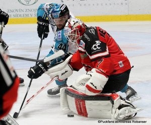 HC Orli Znojmo - EHC Black Wings Linz Zimní Stadion Znojmo EBEL Saison 2015-16 Brett Palin #7, Olivier Latendresse #44, Patrik Nechvátal #7 ©Puckfans.at/Andreas Robanser