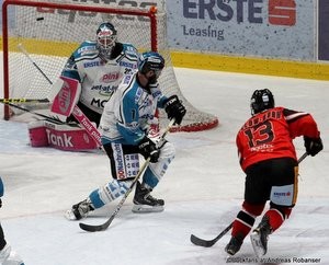 HC Orli Znojmo - EHC Black Wings Linz Zimní Stadion Znojmo EBEL Saison 2015-16 Michael Ouzas #29, Brett Palin #7, Colton Yellow Horn #13 ©Puckfans.at/Andreas Robanser