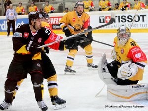Champions Hockey League Vienna Capitals - HC Litvinov Albert Schultz Halle Derek Whitmore #21, Michal Travnicek #5, Michael Petrásek #48 ©Puckfans.at/Andreas Robanser