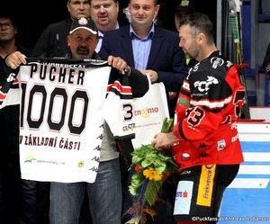 HC Orli Znojmo - EHC Black Wings Linz Zimní Stadion Znojmo EBEL Saison 2015-16 Zdeno Ciger (Head Coach Team SVK) Peter Pucher #33 ©Puckfans.at/Andreas Robanser