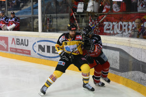 Vienna Capitals - HC Orli Znojmo Eissportzentrum Albert Schulzhalle Vienna EBEL Saison 2015-16  #28 Andreas Nödl , #30 Jiri Beroun ©Puckfans.at/Andreas Urban