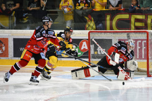 Vienna Capitals - HC Orli Znojmo Eissportzentrum Albert Schulzhalle Vienna EBEL Saison 2015-16 #15 Antonin Borutax, #21 Derek Whitmore, #7 Patrik Nechvatal ©Puckfans.at/Andreas Urban