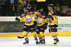 Vienna Capitals - Fehervar AV19 Eissportzentrum Albert Schulzhalle Vienna EBEL Saison 2015-16 #6 Rafael Rotter, #91 Simon Gamache, #44 Jamie Fraser ©Puckfans.at/Andreas Urban