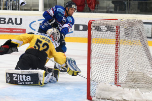 Vienna Capitals - Fehervar AV19 Eissportzentrum Albert Schulzhalle Vienna EBEL Saison 2015-16 #52 Nathan Lawson, #21 Csaba Kovacs ©Puckfans.at/Andreas Urban