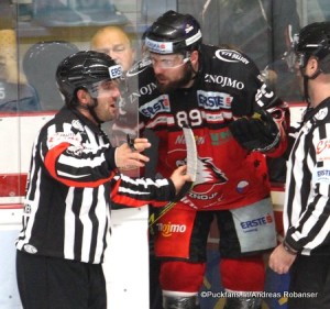 HC Orli Znojmo - EHC Black Wings Linz  Zimní Stadion Znojmo EBEL Saison 2015-16 REF Vladimir Babic, Jan Lattner #89 ©Puckfans.at/Andreas Robanser