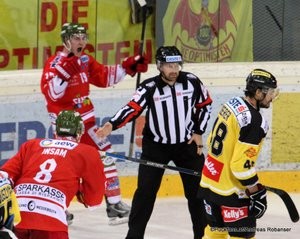 Vienna Capitals - HCB Südtirol Albert Schultz Halle EBEL Saison 2015-16 Taylor Vause #19, Marco Insam #8, Thomas Berneker (Head Ref.), Florian Iberer #48 ©Puckfans.at/Andreas Robanser 