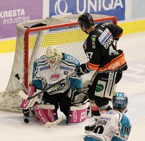 Graz 99ers vs. EHC Black Wings Linz EBEL Saison 2015-16 Thomas Dechel #92, Evan Brophey 47 ©Krainbucher Werner/Puckfans.at