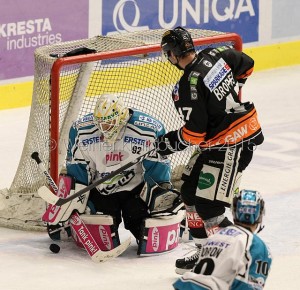 Graz 99ers vs. EHC Black Wings Linz EBEL Saison 2015-16 Thomas Dechel #92, Evan Brophey 47 ©Krainbucher Werner/Puckfans.at 