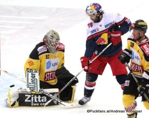 Vienna Capitals - EC Red Bull Salzburg Albert Schultz Halle EBEL Saison 2015-16 Nathan Lawson #52, Benn Ferriero #78, Sven Klimbacher #29 ©Puckfans.at/Andreas Robanser