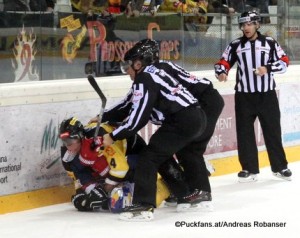 Vienna Capitals - EC Red Bull Salzburg Albert Schultz Halle EBEL Saison 2015-16 Philippe Lakos #4, Kyle Beach #19 ©Puckfans.at/Andreas Robanser