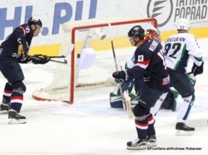 Slovan Bratislava - Yugra Khanty-Mansiysk KHL Saison 2015-16 Slofnaft Arena Bratislava Ladislav Nagy #27, Václav Nedorost #13, Andrei Taratukhin #22, Georgi Gelashvili #20 ©Puckfans.at/Andreas Robanser 