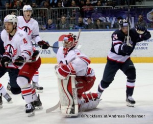 Slovan Bratislava - Avtomobilist Jekaterinburg KHL Saison 2015-16 Slofnaft Arena Bratislava Tommi Kivistö #4, Jakub Kovar #21, Rok Ticar #24 ©Puckfans.at/Andreas Robanser