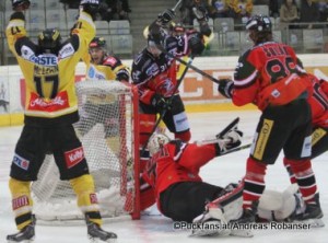 Vienna Capitals - HC Orli Znojmo Albert Schultz Halle EBEL Saison 2015-16 Kurtis McLean #17, Patrik Nechvátal #7, Libor Sulak #88 ©Puckfans.at/Andreas Robanser