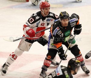 Graz 99ers - HC Innsbruck Derek HAHN (Innsbruck) & Stephen WERNER (Graz 99ers) ©Krainbucher Werner/Puckfans.at