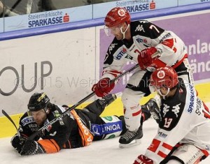 Graz 99ers - HC Innsbruck Peter MACARTHUR (Graz 99ers), Dustin VANBALLEGOOIE (Innsbruck) & Tyler SPURGEON (Innsbruck) ©Krainbucher Werner/Puckfans.at