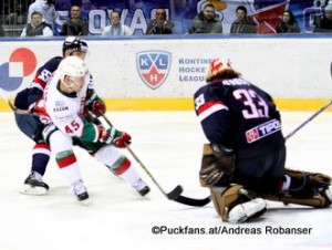 Slovan Bratislava - Ak Bars Kazan  KHL Saison 2015-16 Slofnaft Arena Bratislava Cam Barker #55, Oscar Möller #45, Barry Brust #33 ©Puckfans.at/Andreas Robanser