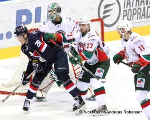 Slovan Bratislava - Ak Bars Kazan  KHL Saison 2015-16 Slofnaft Arena Bratislava Pavol Skalický #28,  Emil Garipov #77, Konstantin Korneyev #22, Mattias Sjögren #11 ©Puckfans.at/Andreas Robanser