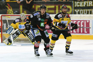 Vienna Capitals - Graz 99ers Nathan Lawson #52, Morten H. Poulsen #38, Sven Klimbacher #29 Copyright: Andreas Urban