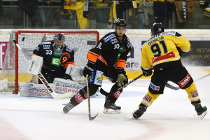 Vienna Capitals - Graz 99ers Thomas Höneckl #33, Rupert Strohmeier #30, Simon Gamache #91 Copyright: Andreas Urban