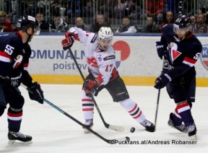 Slovan Bratislava - Avangard Omsk KHL Saison 2015-16 Slofnaft Arena Bratislava Cam Barker #55, Vladimír Sobotka #17, Ivan Svarny #51 ©Puckfans.at/Andreas Robanser