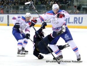 Slovan Bratislava - Lada Togliatti KHL Saison 2015-16 Slofnaft Arena Bratislava Alexander Streltsov #23, Alexander Bolshakov #57, Patrik Lusnak #41 ©Puckfans.at/Andreas Robanser
