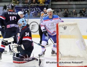 Slovan Bratislava - Lada Togliatti KHL Saison 2015-16 Slofnaft Arena Bratislava Juraj Valach #16, Michael Garnett #34, Alexander Streltsov #23 ©Puckfans.at/Andreas Robanser