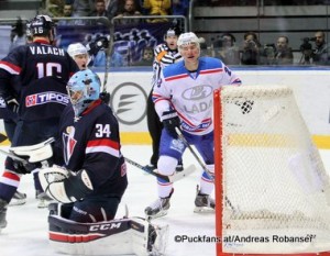 Slovan Bratislava - Lada Togliatti  KHL Saison 2015-16 Slofnaft Arena Bratislava Juraj Valach #16, Michael Garnett #34, Alexander Streltsov #23 ©Puckfans.at/Andreas Robanser