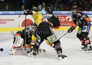 Sebastian DAHM (Graz 99ers), Rafael ROTTER (Wien), Kevin MITCHELL (Graz 99ers), Michael MARCOU (Graz 99ers) ©Puckfans.at/Werner Krainbucher