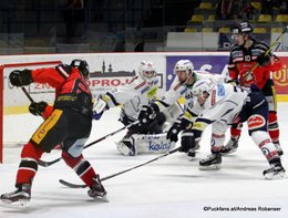 HC Orli Znojmo - EC VSV Zimní Stadion Znojmo EBEL Saison 2015-16 Ondrej Sedivy #64, Lukas Herzog #72, Ryan Connor McKieman 36, david Bartos #10 ©Puckfans.at/Andreas Robanser