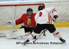 Test U20 Nationalteam Österreich - Ungarn Eissportzentrum St.Pölten Bence Kiss #20, Benjamin Nissner #9 ©Puckfans.at/Andreas Robanser