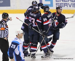 HC Slovan Bratislava - Dinamo Minsk KHL Saison 2015-16 Slofnaft Arena Bratislava Torjubel Slovan: Lukas Kaspar #3, Tomas Kundratek #84, Cam Barker #55 ©Puckfans.at/Andreas Robanser