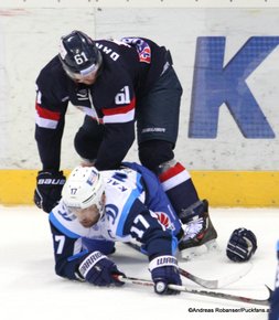 HC Slovan Bratislava - Dinamo Minsk KHL Saison 2015-16 Slofnaft Arena Bratislava Milan Bartovic #61, Alexei Kalyuzhny #17 ©Puckfans.at/Andreas Robanser