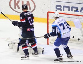 HC Slovan Bratislava - Dinamo Minsk KHL Saison 2015-16 Slofnaft Arena Bratislava Jeff Glass #35, Václav Nedorost #13, Dmitri Znakharenko #73 ©Puckfans.at/Andreas Robanser