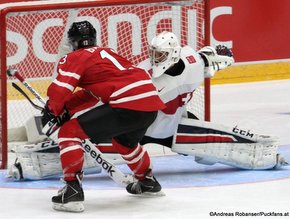 IIHF World Junior Championship 2016 Finland/Helsinki, Helsingin Jäähalli    SUI - CAN Mathew Barzal #13, Joren van Pottelberghe #30 ©Puckfans.at/Andreas Robanser