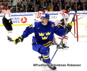 IIHF World Junior Championship 2016 Finland/Helsinki, Helsingin Jäähalli    CAN - SWE Anton Karlsson #27, Roland McKeown #20, John Quenneville #22 ©hockeyfans.ch/Andreas Robanser